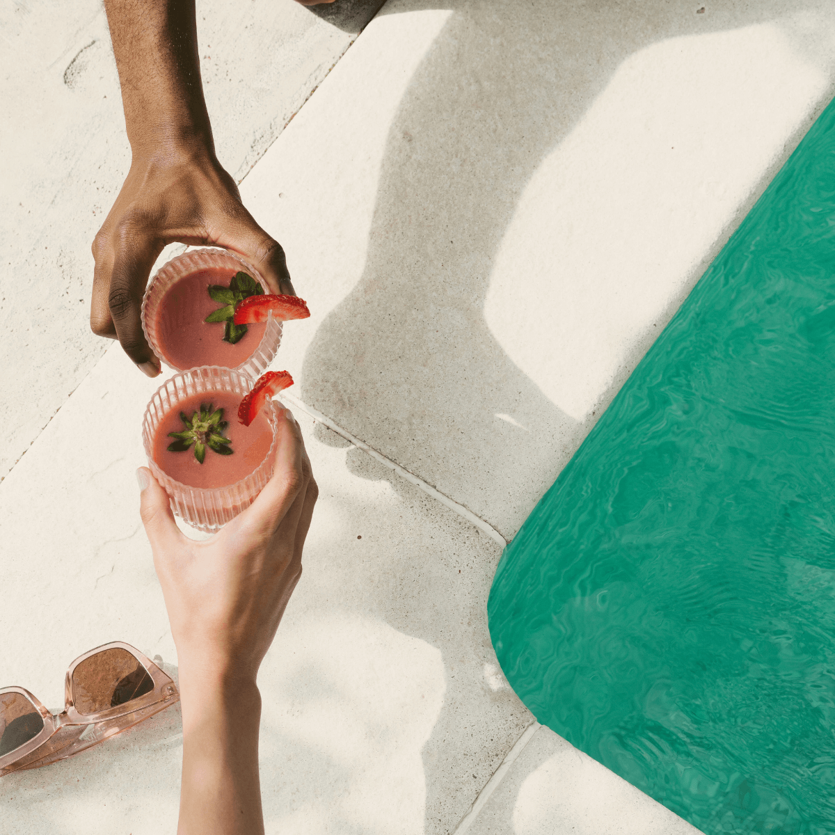 Cocktails bij het zwembad